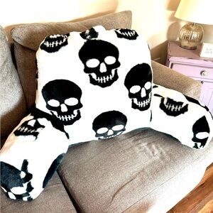 Skull backrest pillow
